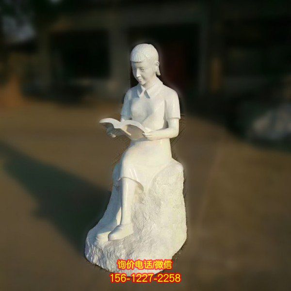 看書人物石雕，裝點公園校園
